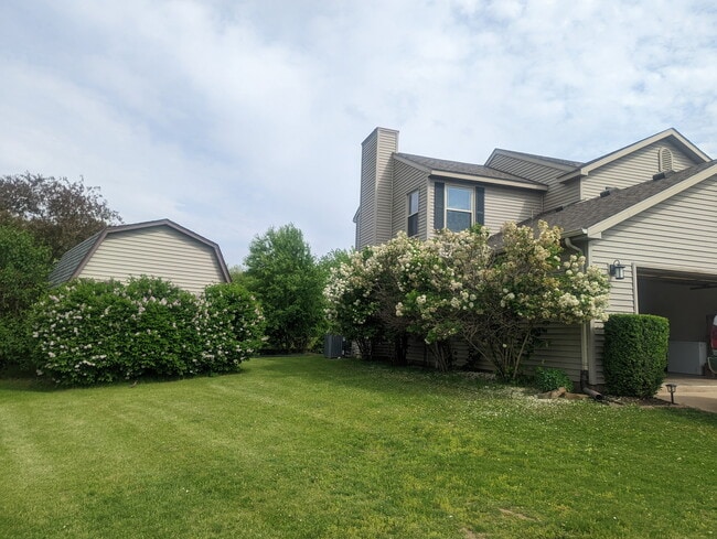 Building Photo - 202 N Spruce Dr