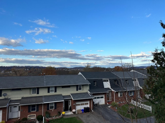 Building Photo - 235 Vista Dr