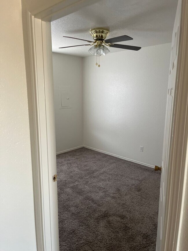 Building Photo - 3114 Oak Ln