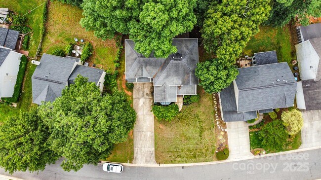 Building Photo - 8256 Chatham Oaks Dr
