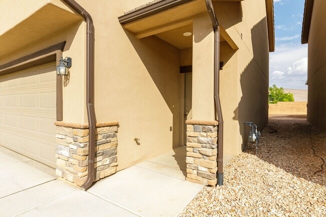 Building Photo - 4 bed | 2 1/2 bath | 2 car garage in Deser...