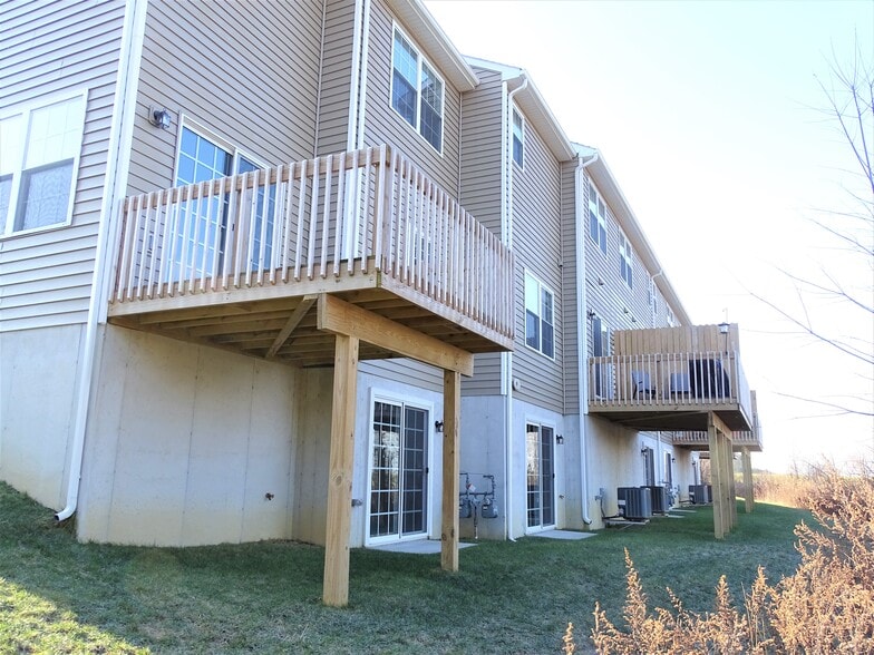 Building Photo - 345 Cedar Holw