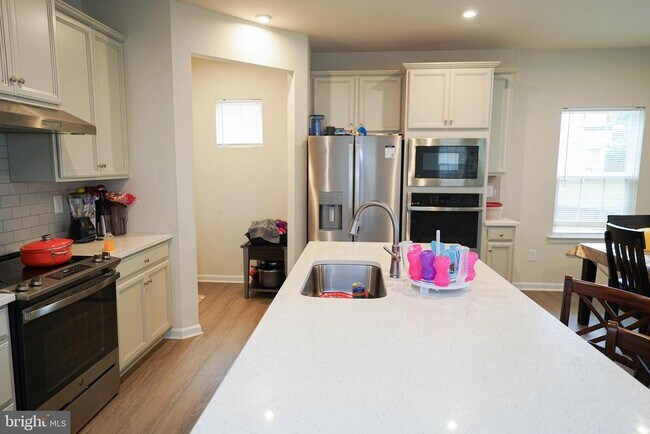 Building Photo - 9305 Mulligan Way
