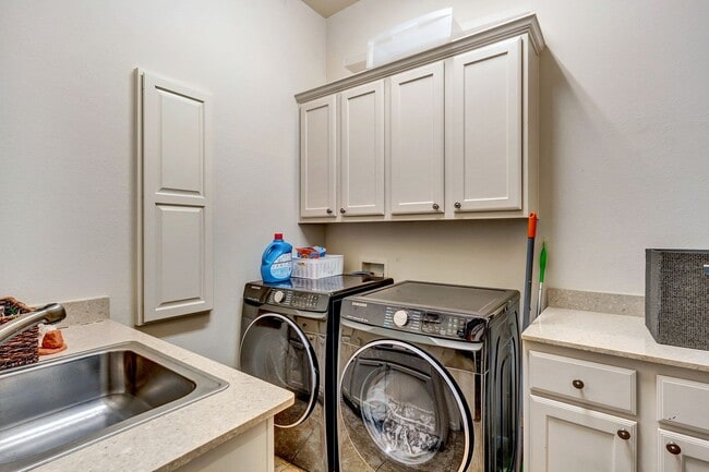 Building Photo - Gorgeous Townhome in The Villas of Hollytree!