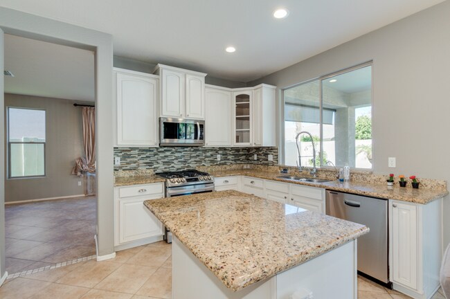 Building Photo - 3012 E Vermont Dr
