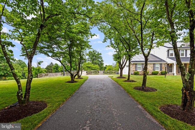 Primary Photo - 1 Glenhurst Ct