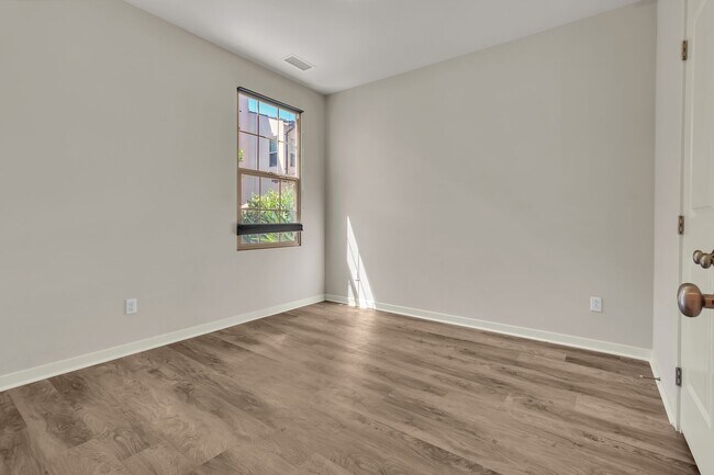Building Photo - 71 Tallowood