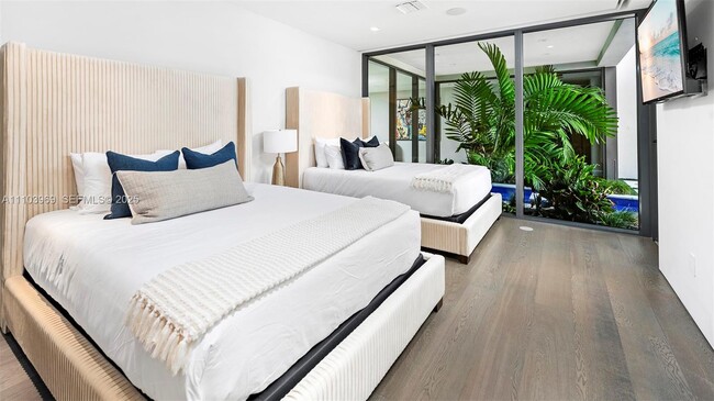 Building Photo - 440 Mola Ave