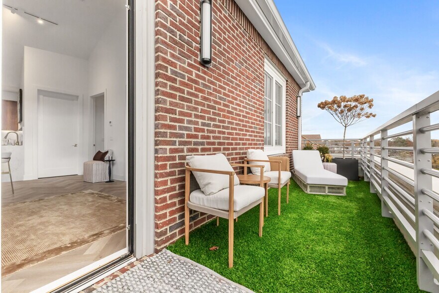 Primary Photo - 100 E Putnam Ave