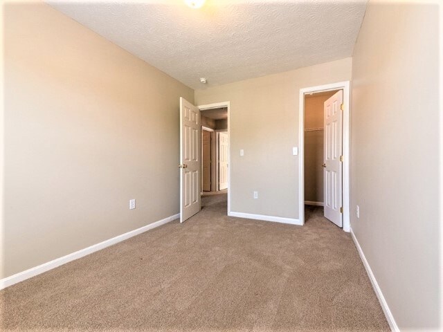 Building Photo - 5 S Ridge Dr