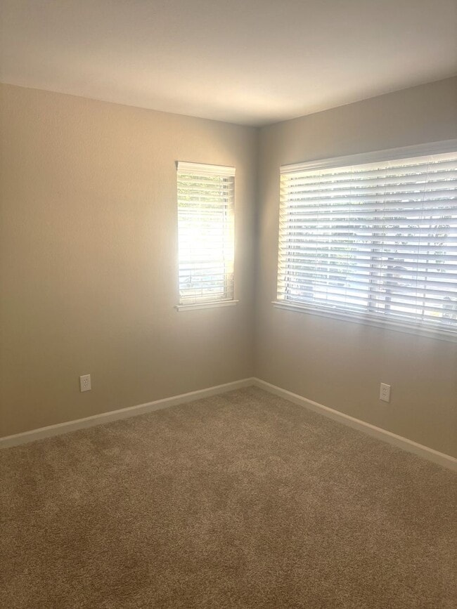 Building Photo - Beautiful 3-Bedroom Condo with Private Out...