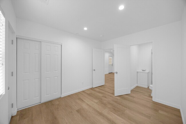 Building Photo - 308 N Catalina Ave