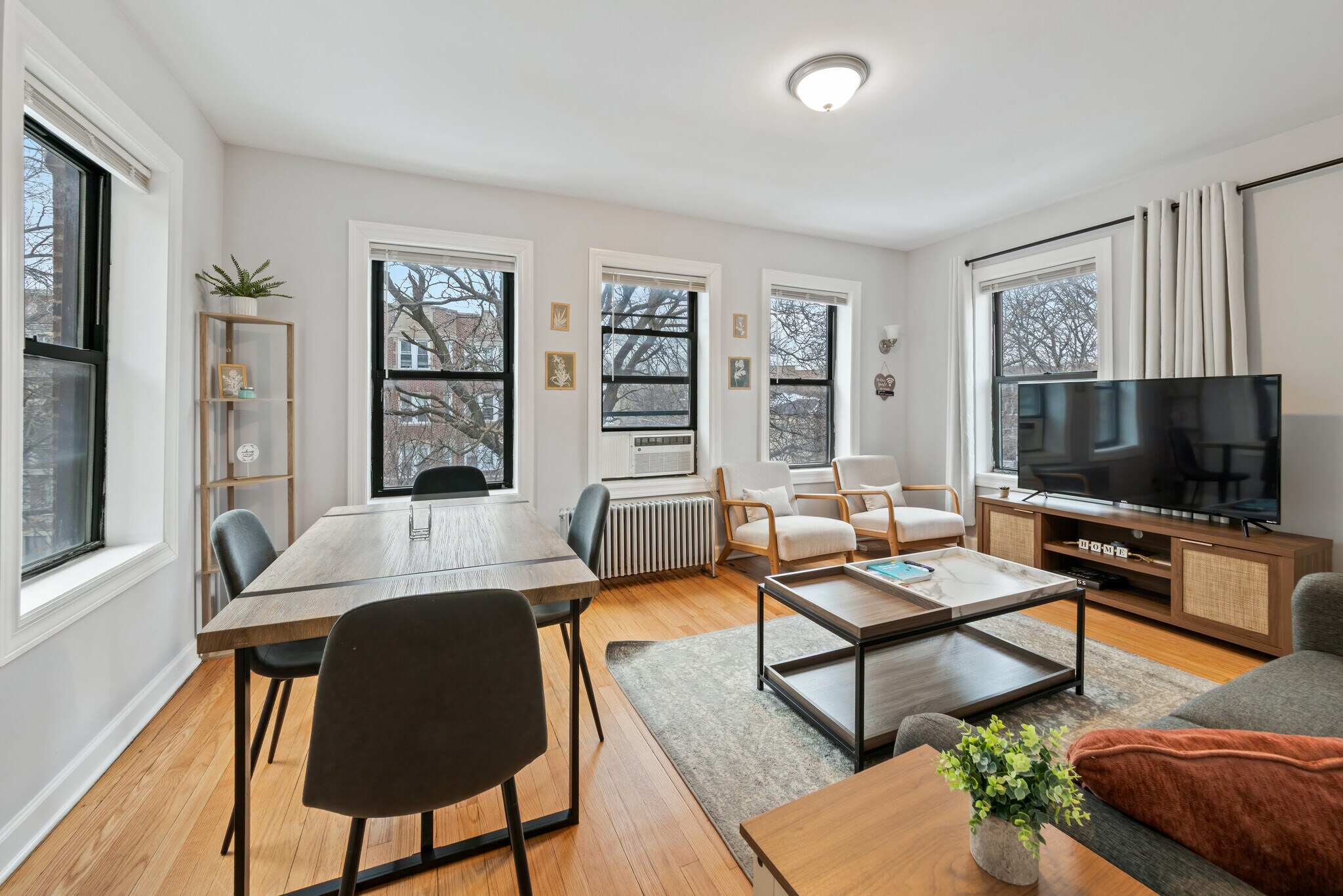 Building Photo - 6441 N Hamilton Ave