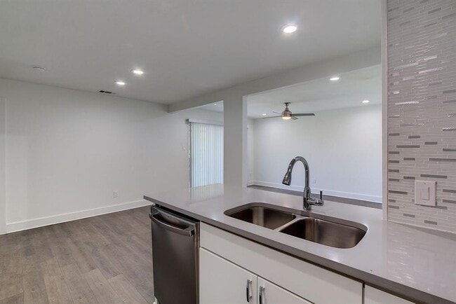 Building Photo - 6910 Hart Ln