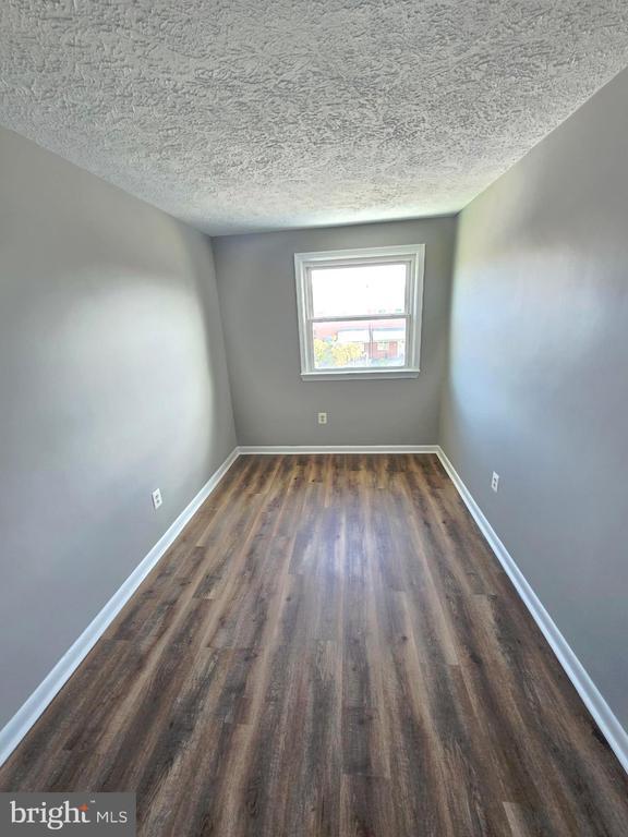Building Photo - 2205 Redthorn Rd