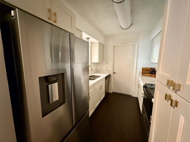 Building Photo - 2277 S Kirkwood Rd