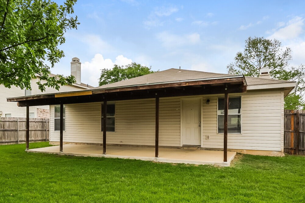 Building Photo - 8412 Seven Oaks Ln