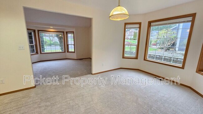 Building Photo - 12220 Ravena Pl NW