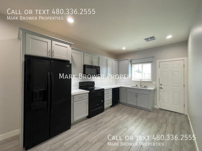 Building Photo - 1561 E Mahoney Ave