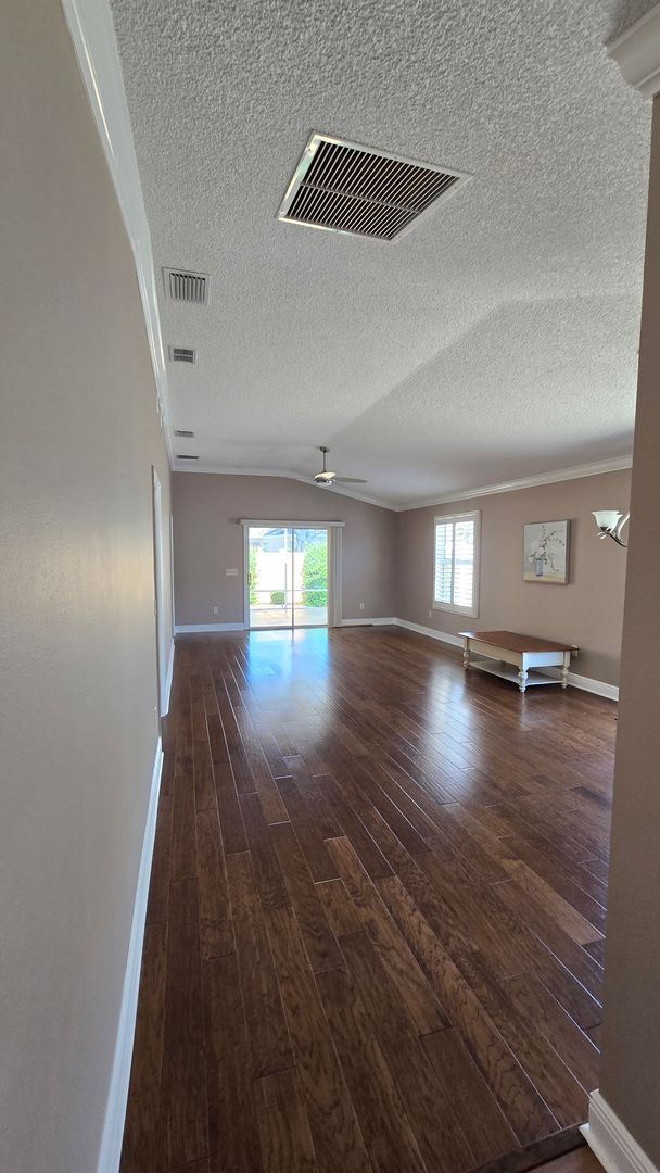 Building Photo - 2 bedroom 2 bath located in Ashleigh Villas