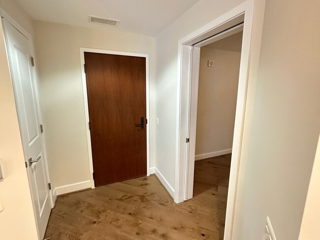 Building Photo - Stunning 2 bed (Primary bedroom + den w/cl...