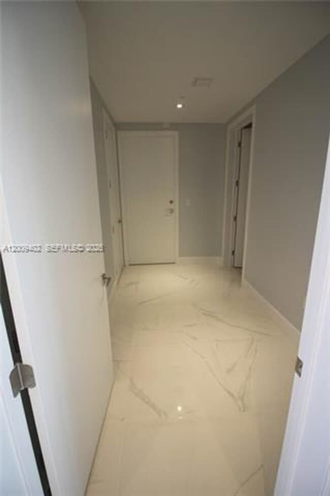Building Photo - 5000 Island Estates Dr
