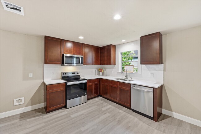 Building Photo - 3930 Hartel St