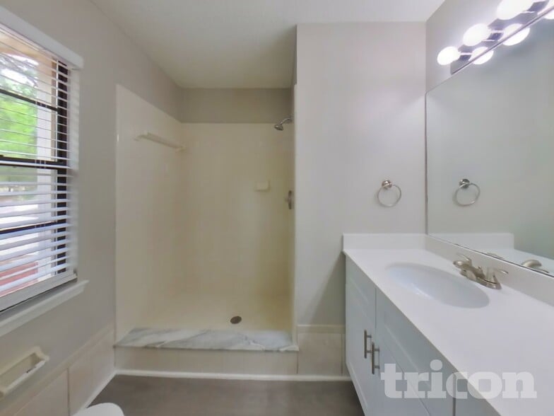 Building Photo - 3572 Raymur Villa Dr