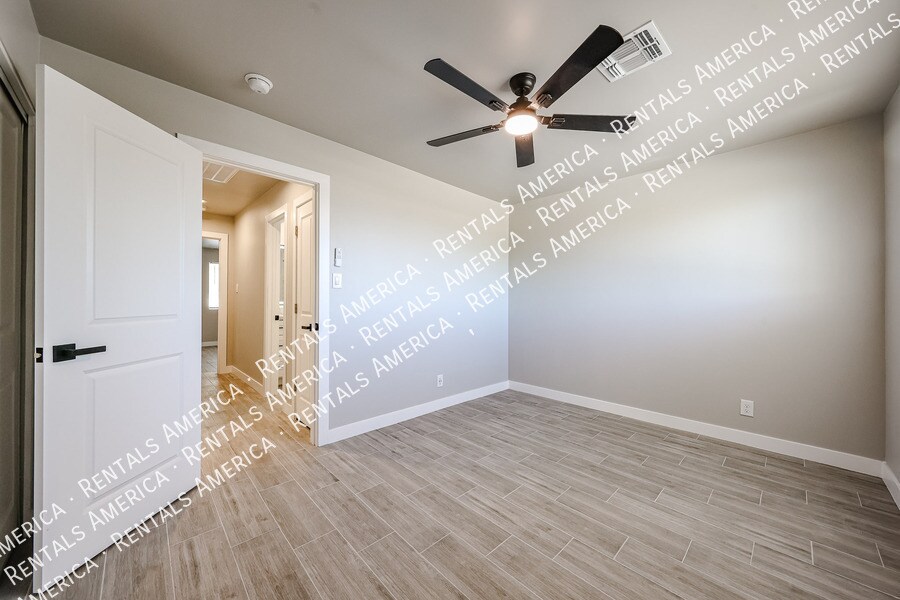 Building Photo - 1704 E Pickrell Dr