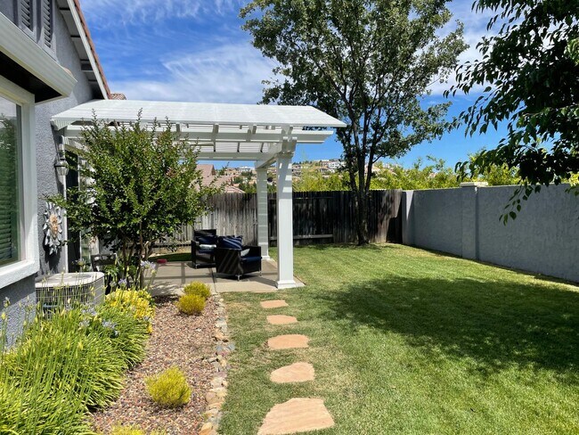 Building Photo - VERY NICELY UPDATED 3 BED, 2 BATHROOM, & 2...