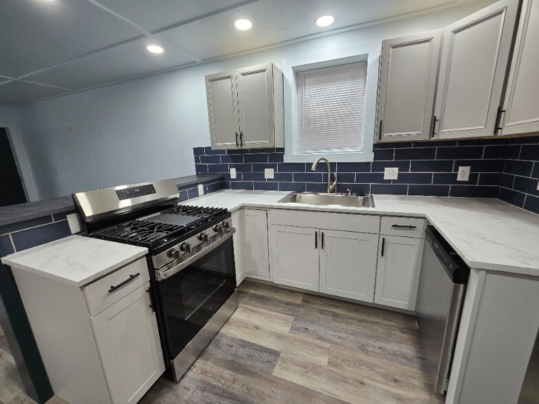 Building Photo - 1130 E 2nd St