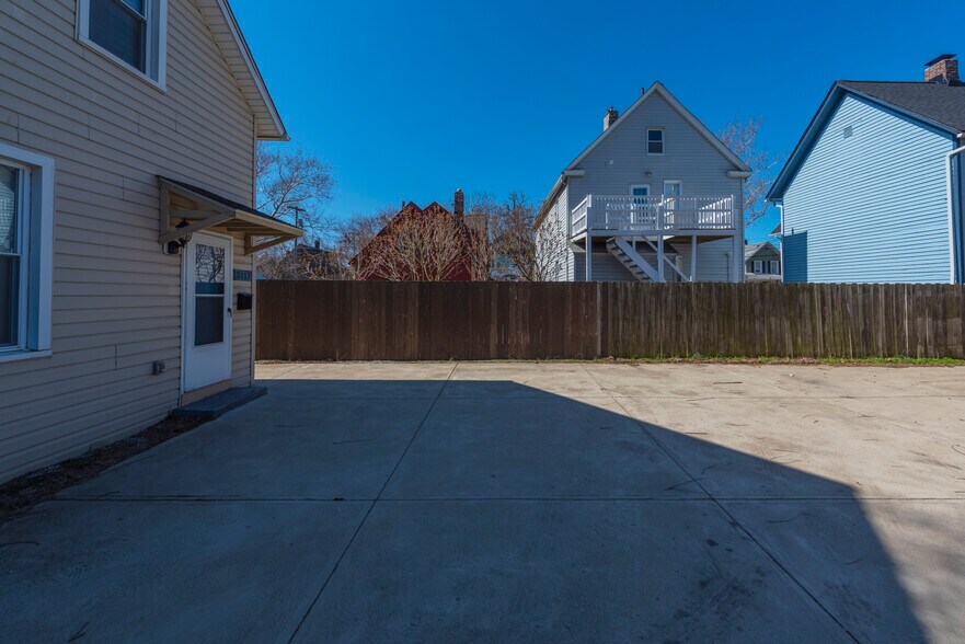 parking/entry - 3117 Hancock Ave