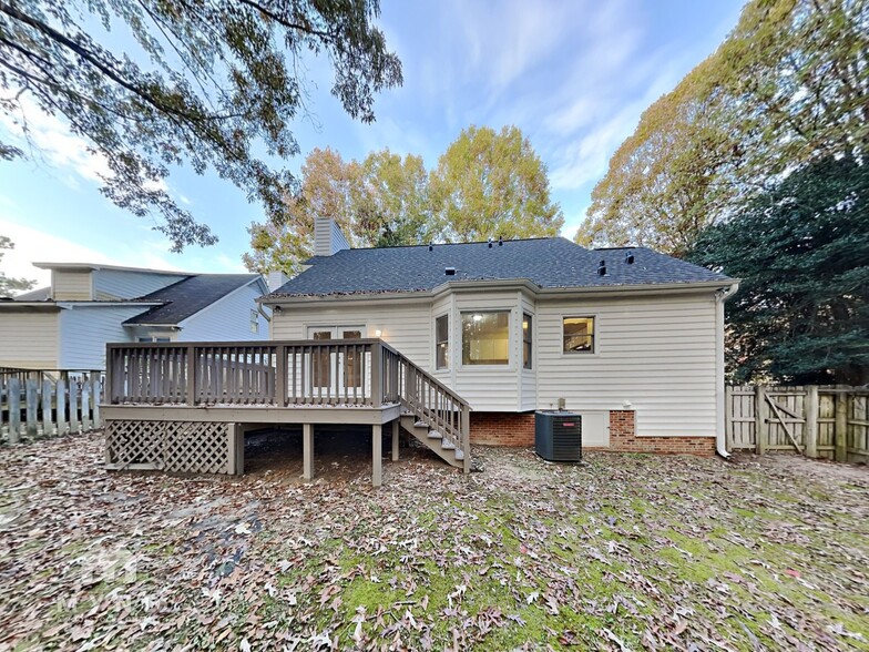 Building Photo - 8101 Round Oak Rd