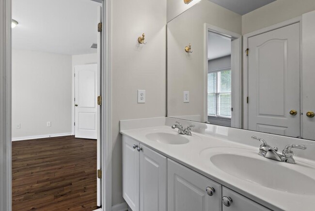 Building Photo - 12762 Waterside Dr
