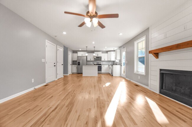 Building Photo - Pet Friendly Three Bedroom!