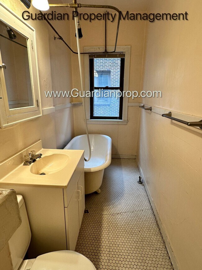 Building Photo - Top Floor Studio Lakes Uptown Apartment, Blocks from Both Lakes, Hardwood Floors, One Month Free