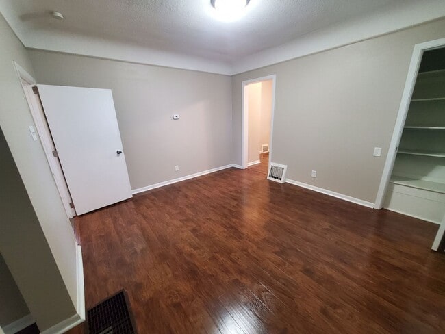 Building Photo - 2 bedroom, 1 bathroom home!
