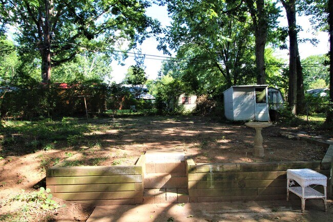 Building Photo - 2 bedroom Ranch with Fenced in Back Yard!!