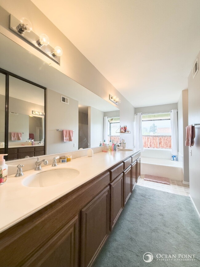 Building Photo - Large Four Bedroom Home for Rent in Moorpark!