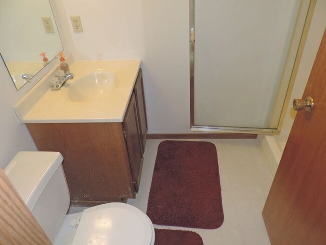 Building Photo - $1425 | 2 Bedroom + Den, 2.5 Bathroom TOWN...