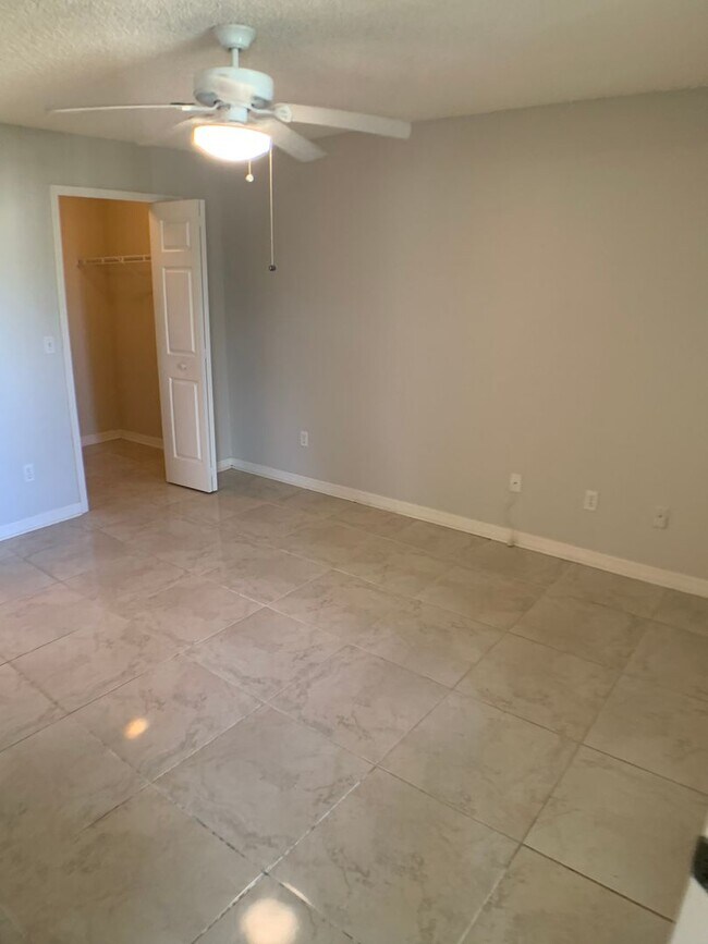 Building Photo - Beautiful 2/2 in an amazing secure community