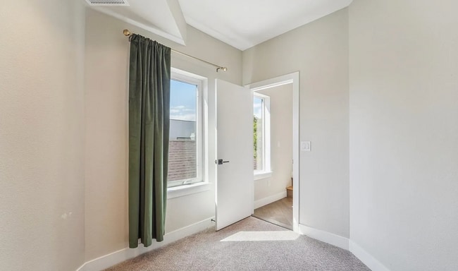 Building Photo - 2870 Tremont Pl