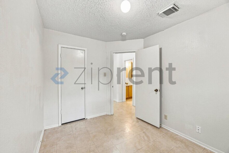 Building Photo - Unit