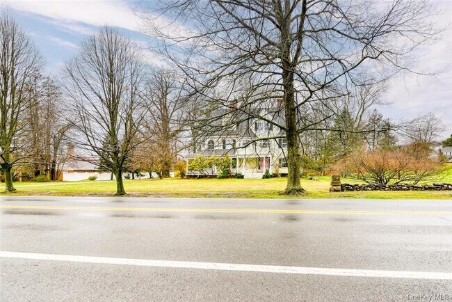 Building Photo - 25 Maple Ave