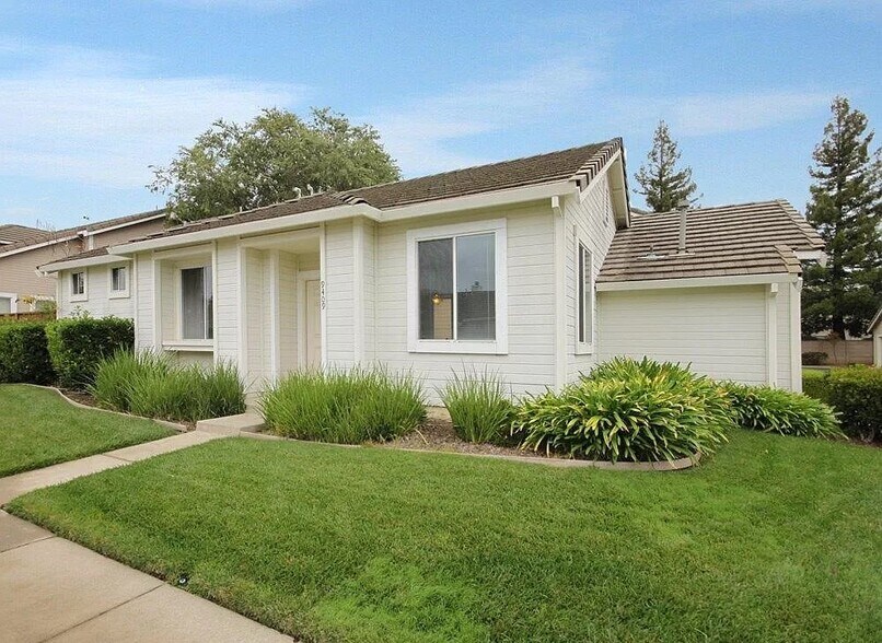 Building Photo - 9409 Laguna Pointe Way