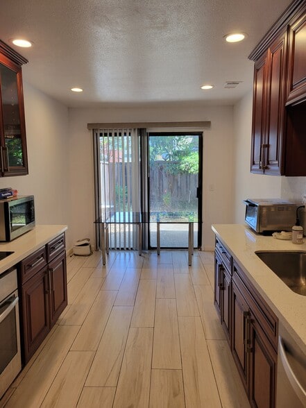 Building Photo - 575 Villa Real