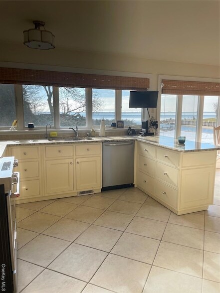 Building Photo - 45 Romana Dr