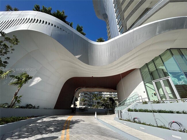 Building Photo - 175 SE 25th Rd