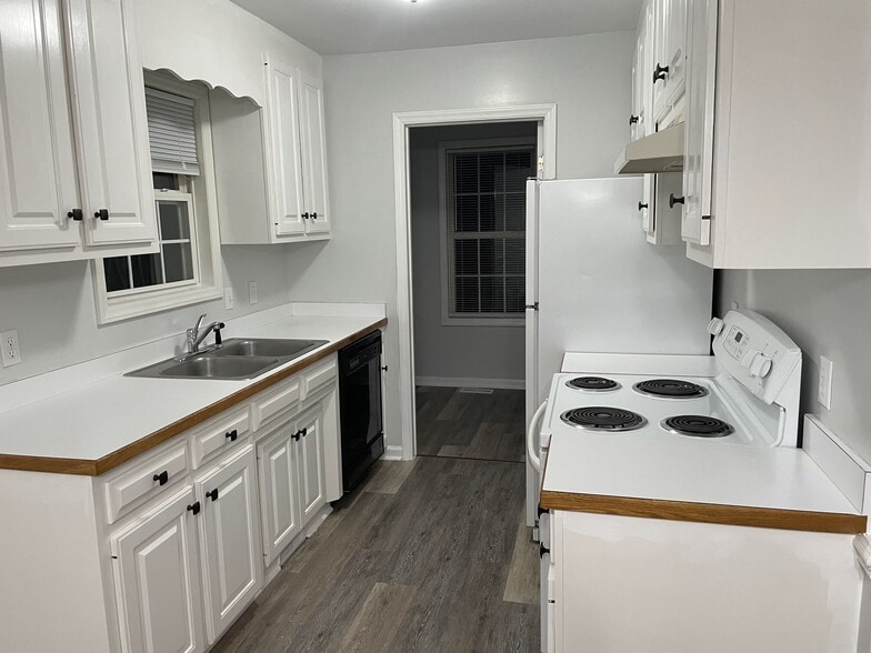 Kitchen - 104 Ironwood Ln