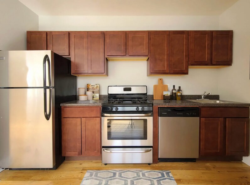 Building Photo - 951 W Cornelia Ave